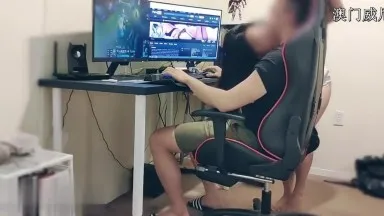 The boyfriend is addicted to video games and does not play with his girlfriend. The beautiful girlfriend seduces her boyfriend and kneels down to lick the boyfriend who plays the game, causing him to have sex~