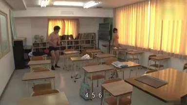 Nascosto nudo a scuola, nascosto in classe con il cuore che batte forte! ! Se vieni sorpreso, devi toglierti i vestiti uno per uno finché non vedi finalmente tutto il tuo sedere e il tuo seno! L'evento finirà solo quando entrambi saranno nudi. La ragazza nuda mi ecciterà! ! E quando la ragazza che si nascondeva ha visto il mio cazzo eretto...!