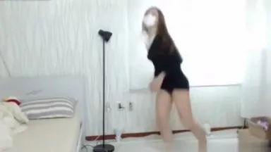 Una bella belleza coreana de piel clara viste solo ropa interior y baila provocativamente