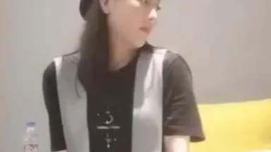 Xiao Bao Xun Hua prende un appuntamento con una bellissima ragazza dai capelli lunghi con un cappello nero. Sussulta e urla in modo seducente durante il sesso, rendendo le persone dure dopo averlo ascoltato.