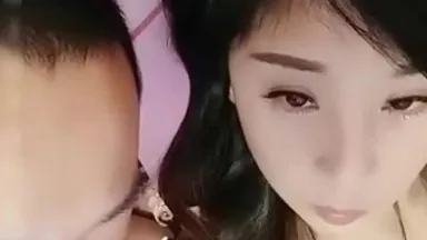 A guy with glasses and his wife were having sex on a live broadcast, but who knew that his sister-in-law was so horny that some netizens left messages asking for paid sex~