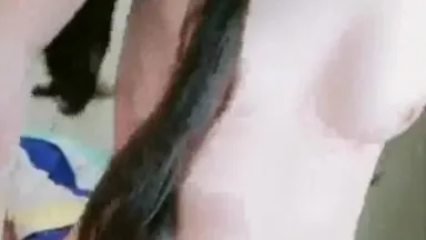 La ragazza twerking bianca come la neve fa sesso con il bel ragazzo in hotel. Il culetto sexy oscilla selvaggiamente, i peli sulla sua figa sono radi e l'abalone è rosa e tenero. Viene filmata mentre fa sesso.