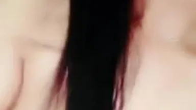 Jovem muito pura e linda, com corpo pequeno, bucetinha rosa tigre branco e sem pelos, masturbação e penetração