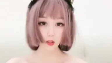 C'est Xiaoyu, une fille à la peau claire et à lunettes est nue et se masturbe, avec de gros seins blancs et une fausse bite, se faisant baiser par dessus et baisée, un gros plan de sa chatte