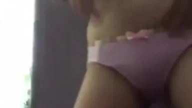 La pequeña y hermosa lolita de Kuaishou se desnudó en el probador de la tienda de ropa, se frotó los pechos y se cavó los agujeros hasta gemir suavemente. La generación posterior a 00 está jugando con este tipo de excitación, y es mejor verlo con Kuaishou. vídeo de vida