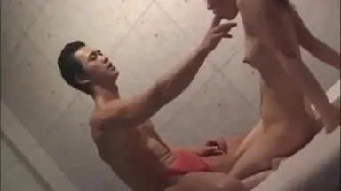 Homem gentil fazendo sexo violento na cama