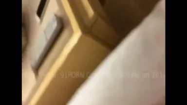 A linda assistente do diretor do Hotel College of Finance and Economics tem uma bela voz e é incrível na hora de dormir. Ela mostra o rosto e tira uma selfie com maravilhosos diálogos em mandarim.