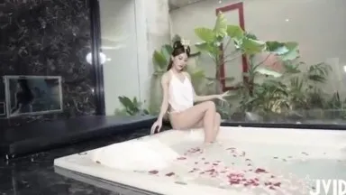 Prinzessin nimmt ein Bad! Gege Lara Fan nahm ein Blumenbad und stellte alles auf den Kopf!
