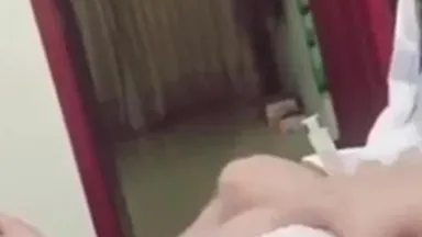 Uma bela mulher faz o papel de uma enfermeira que vem dar uma injeção em um paciente e diz que seu pênis está desconfortável. Olha que doença é. Você está no hospital e mantém um diálogo obsceno?