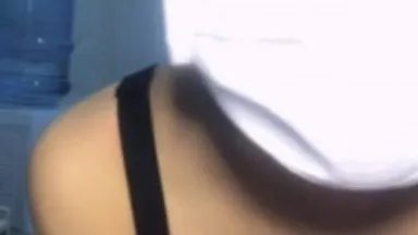 Une écolière aux gros seins se masturbe, sa silhouette et son visage deviennent excités, c'est vraiment effrayant