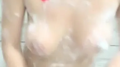 The cute live broadcaster took out various props to satisfy herself: her pussy is wet and pink