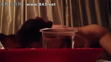 Xiao Ma, die gerade ihr Studium abgeschlossen hat, erlebte im Club einen One-Stop-Service. Diese Dame nutzte Wasser, um Öl zu schieben, um Kosten zu sparen.