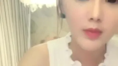 Une belle et mince fille s'exhibe dans la salle de bain. Elle a la peau claire et se touche la chatte après avoir pris un bain.