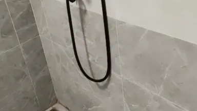 A safada da vizinha aluga um quarto com o canalha Ela limpa o banheiro e depila a bucetinha Ela fode a bucetinha de tigre branco sem camisinha e goza dentro dela.