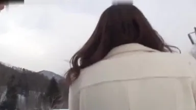 [Producción nacional original] Cuando caminaba por las montañas nevadas con mi novio, de repente vi el alojamiento, así que entré directamente y tuve sexo oral y creampie.