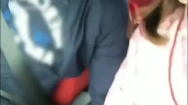 Il fratello maggiore sta giocando con la macchina e i succhi della ragazza ti scendono fino alle palle.