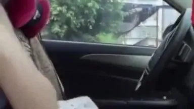 [Короткое видео] Прикосновения в машине
