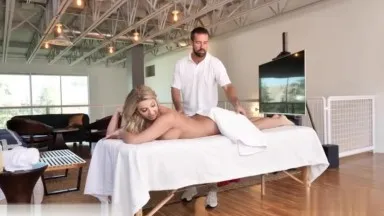 Rubia sexy tiene una figura elegante debajo de ella