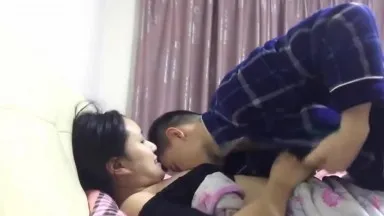 趁老婆上夜班姐夫偷偷爬上了漂亮小姨子的床 看这配合度应该不是第一干她了