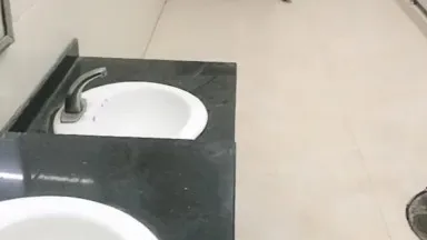 Tiantian00 teniendo sexo frente al espejo en un baño público al aire libre