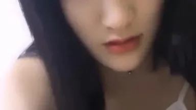 El mejor coño de una guapa estudiante universitaria. La linda Xiaomi está completamente desnuda y su coño rosado se toca y se masturba en primer plano.
