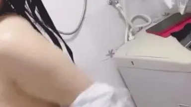 (Niuniu niuniu girl) La meilleure fille aux gros seins s'exhibe sous la douche. Ses proportions corporelles sont trop parfaites.