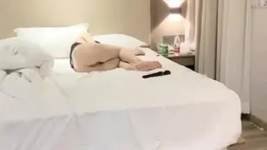 (Sperm-extracting girl) After drinking too much, she lay on the bed and was played with randomly