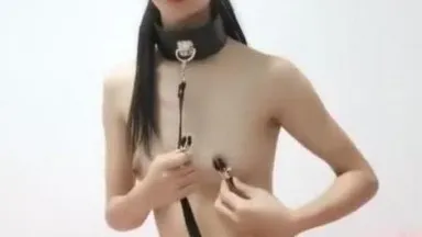 (Sticky) Une jolie fille pure et mince avec un appareil dentaire est séduite par un collier, des pinces à tétons et des chaînes, et elle gémit et halète quand elle touche sa chatte en gros plan