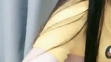 Chica joven pura se masturba con accesorios de medias de rejilla negras