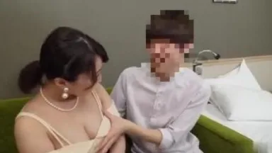 [Actually, I had experience as an idol! ? Married woman x 2 university students] A young man flocks to a plump wife and shakes his hips at her plump meat and hole! Amateur private shooting of a double sex mom of a big-breasted wife who climaxes and orgasms [Creampie as much as you like]