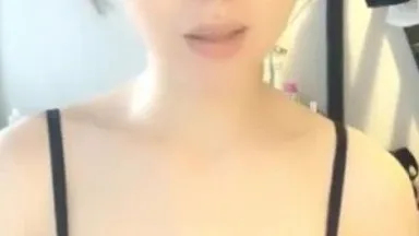 The new anchor takes a selfie and plays with her pussy~Have a great night of massage with a vibrator~