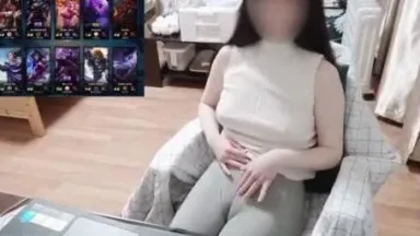 La presentadora juega League of Legends con un vibrador metido en su vagina ~ ¡Su coño se moja después de jugar con él!