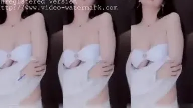 Zhang Qige, slightly exposed bikini, shakes breasts, rubs breasts, rubs breasts, dances in vacuum, white bikini hot dance