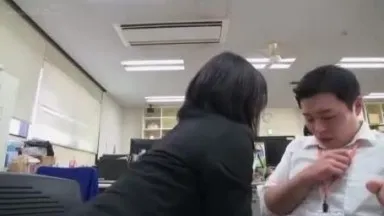 Empleada de SOD. NTR inverso para una pareja interna que le pide en secreto a un joven empleado que está enamorado de ella que se corra dentro de ella, Maiko Ayase, empleada de tercer año a mitad de carrera del departamento de publicidad.