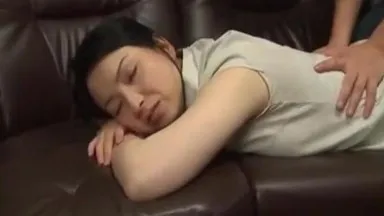 I saw my favorite mother sleeping so cute that I couldn’t help but rub her ass with my cock.