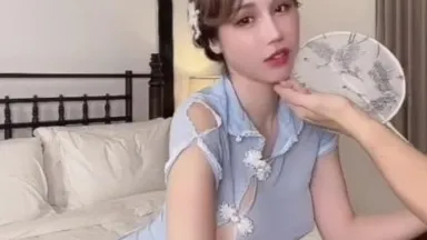 A celebridade taiwanesa da Internet de seios grandes, Xin Yuri, usando um cheongsam e um vestido rosa, come bananas e come pau, a expressão sutil de gemido em seu rosto é atraente, e ela se sente tão bem sendo fodida