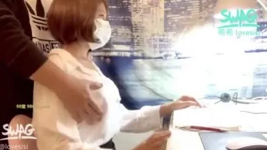 Taiwan Swag anchor lovesisi customer service lady had sex at work and took a selfie and was fucked until she squirted and screamed lustfully. It seems that the customer heard the high-definition version with Chinese subtitles.