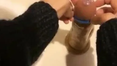 Belle fille se masturbe et s'expose dans la salle de bain