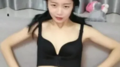 [Chinese anchor leaked] A slim and cute girl with good looks and double ponytails masturbates on the sofa with a vibrator inserted into her pussy, moaning, panting and slightly hairy. She is very tempting. If you like it, don’t miss it.