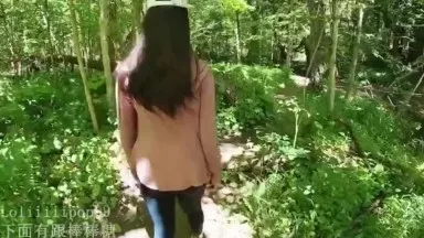 La pequeña novia caliente compensa a su novio enojado por hacerle una mamada en el parque. Ella le folla el coño por detrás. Este gran culo es tan sexy.