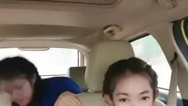 I took two Chinese and Burmese mixed-race girls born in 2000 to drive outdoors and get into the car with a small space. The two girls couldn’t get out of the car and fucked them with their beautiful buttocks in turns.