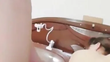 Uma âncora que parece um pouco sensual usando óculos e seu namorado estão fazendo sexo ao vivo em uma cadeira de sexo