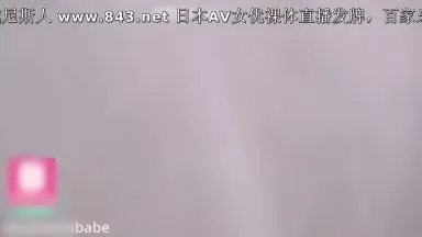 ふしだらな看護師は仕事中に映画を見ている間に我慢できなくなり、医師はチンポを取り出して彼女にしゃぶるように頼みました。