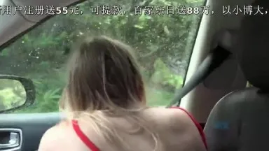 Uma linda mulher de meia puxa conversa com um motorista que não tem dinheiro para pagar a passagem. Ela dirige baixo e brinca com o carro ao ar livre enquanto lambe a buceta.