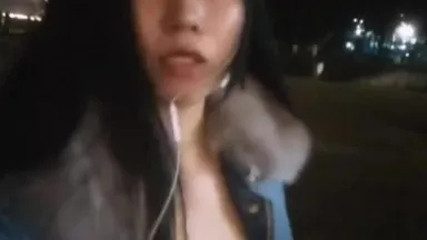 Outdoor high-energy Internet celebrity beauty anchor [naughty] picks up a young guy from a car party in a square bar and goes to the toilet to have sex