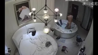 The white bathtub room secretly filmed the young man having sex violently in the bathtub. The female patron was playing with her mobile phone and then started the second sex within a few minutes.