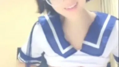 メガネでショートヘアの可愛い女の子が、学生服を着て、お尻を突き上げて、ベッドでオナニーする姿はとても魅力的です。