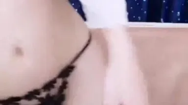 Una ragazza con grandi seni e tatuaggi sul petto indossa un perizoma sexy e tacchi alti. Cavalca JJ con oggetti di cera gocciolanti e si fa scopare duramente.