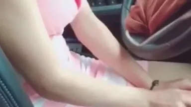 セクシーで美しい若い女性の運転免許証とコーチのカーセックス