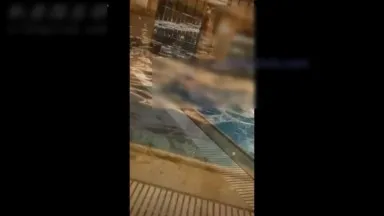 Série de branchements amateurs, pick-up 173 dans la piscine thermale du complexe, belle déesse à la peau claire et aux longues jambes avec une chatte très distinctive